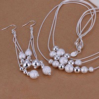 ensemble boucle-d'oreille et collier