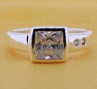 Bague avec pierre blanche gr: 7.5