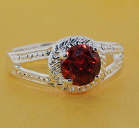 Bague avec pierre rouge gr: 7.5